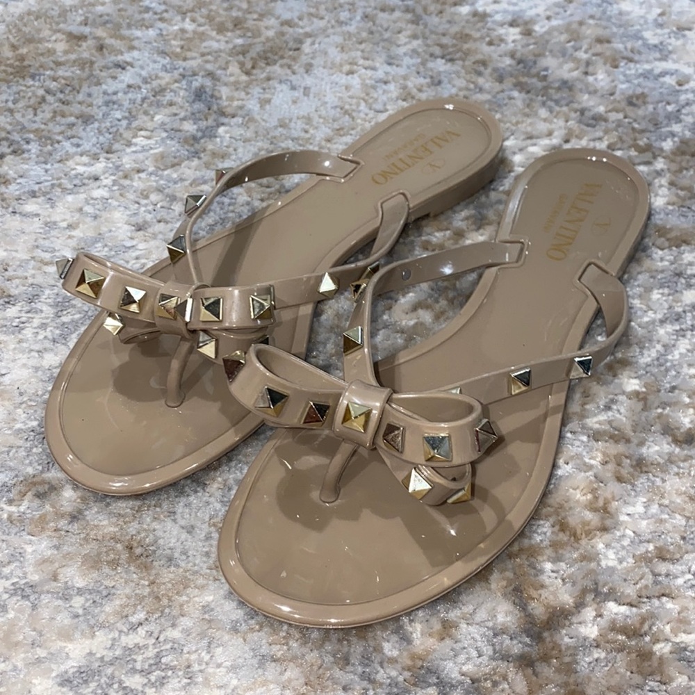 Valentino Garavani Rockstud PVC flat thong sandal